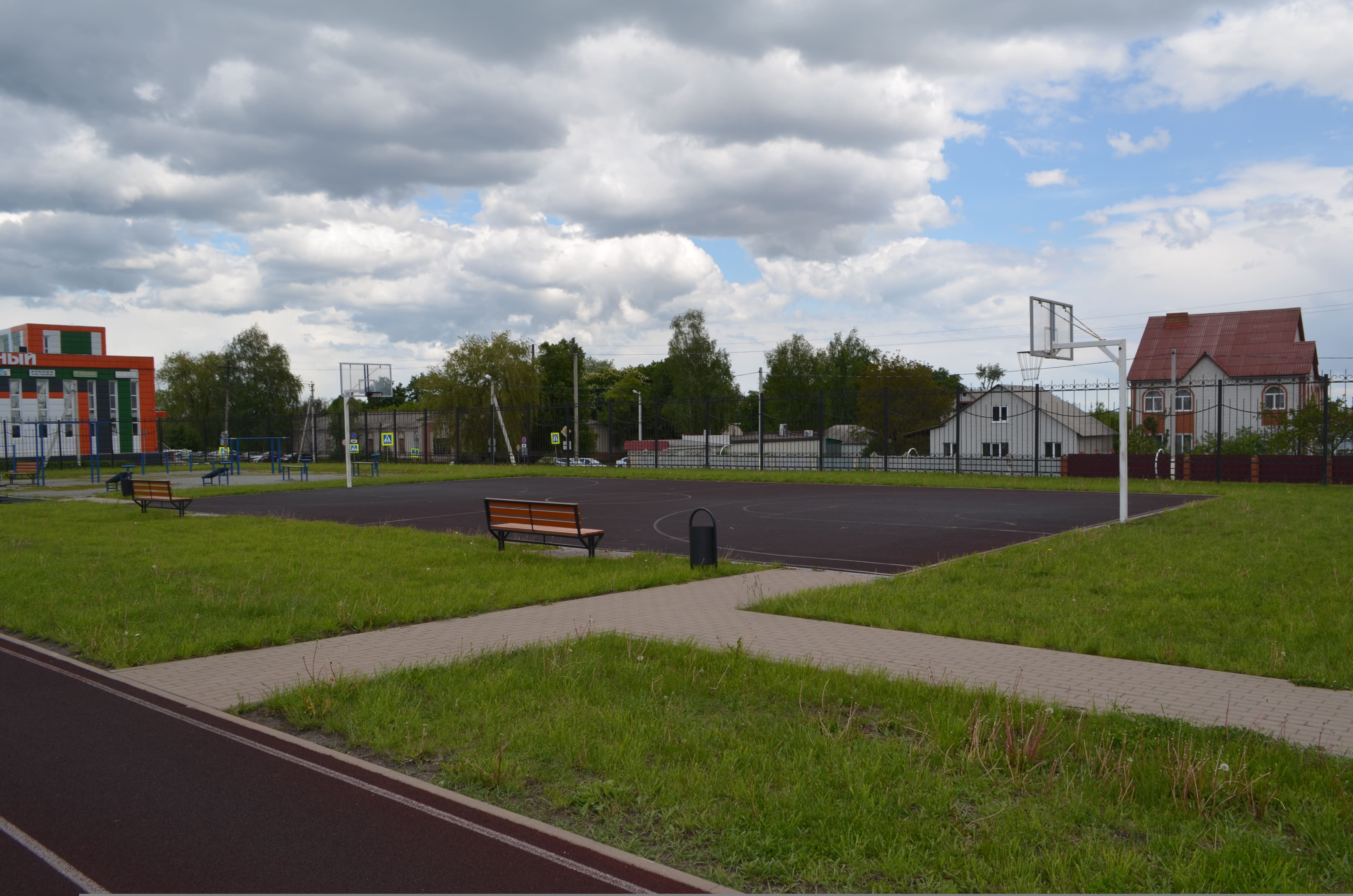 Новости короча белгородская. Городской стадион Короча. Стадион Короча улица Дорошенко. Короча красная площадь 36. Парк в короче Белгородской области молодежный фото.