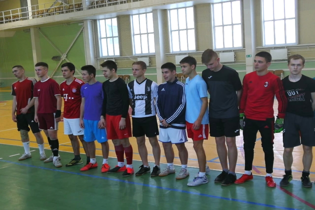 Губкинские студенты соревнуются в мини-футболе