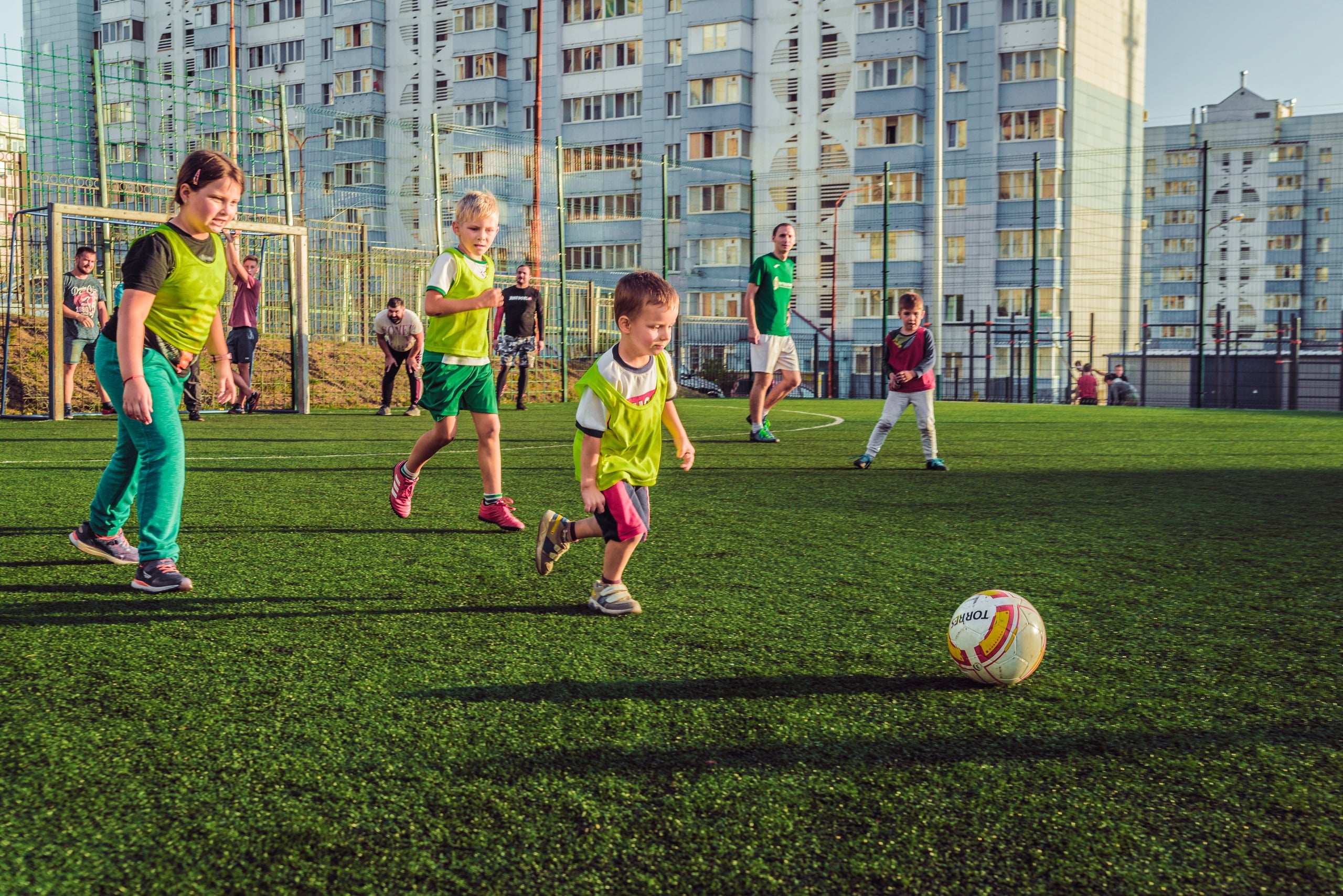 Футбольная школа нижний. Футбол в школе. Детский футбол. Детский футбол на улице. Футболика школа футбола для детей.