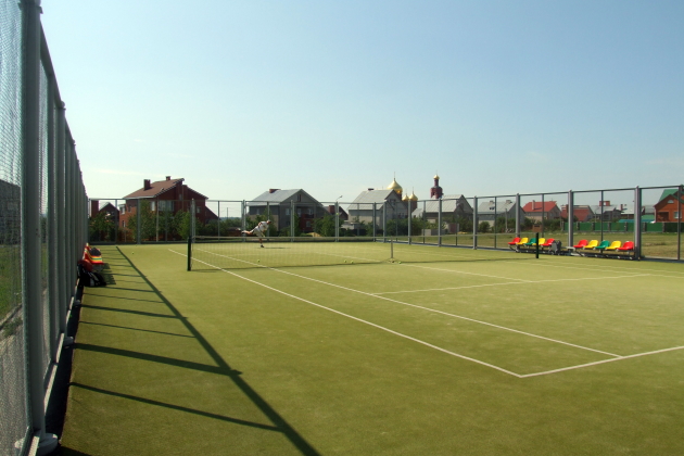 Игра в теннис для взрослых и детей на свежем воздухе.